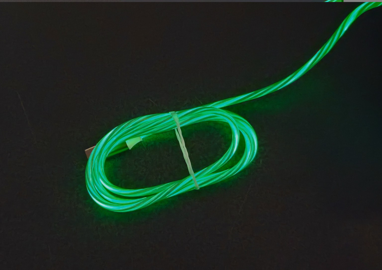 Grün leuchtendes USB-Kabel für das Borg-Panel