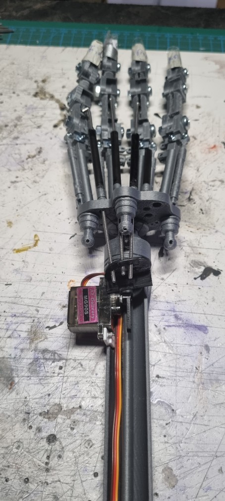 Terminator-Hand Bild 3