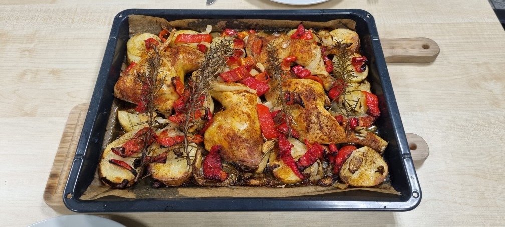 Ofenhähnchen mit Kartoffeln, Paprika und Rosmarin