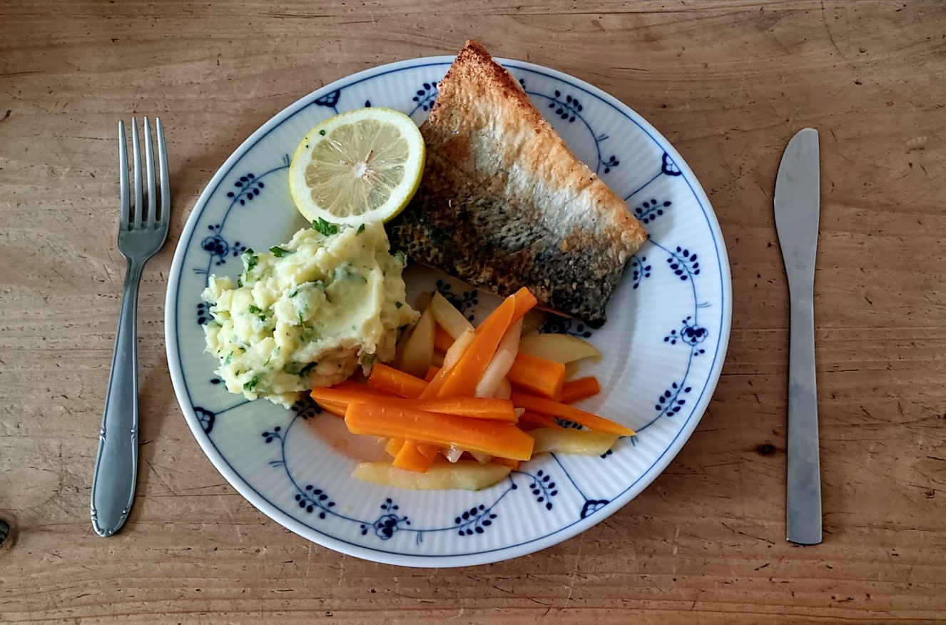 Stampf, Gemüse, Fisch auf altem Teller